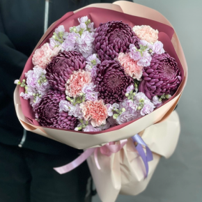 Букет "Софи" из хризантем Бигоуди, диантусов и ароматных маттиол в Клину