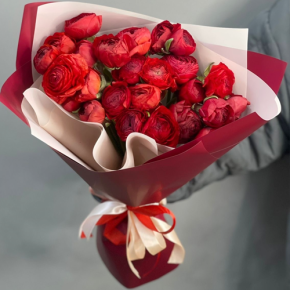 Букет из 21 красного ранункулюса в Клину