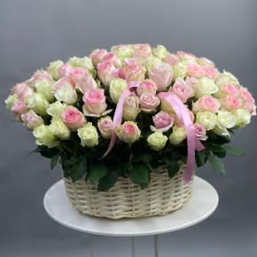 Композиция в корзине из 101 кенийской розы пастельный микс (40 см) в Клину