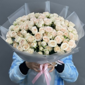 Букет из 35 кремовых кустовых роз (50 см) в Клину