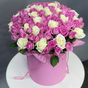 Композиция в шляпной коробке из 151 розы кения микс в Клину