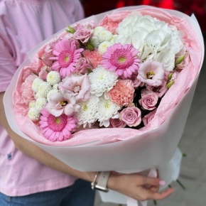 Букет "Розовые облака" из хризантемы, кустовых роз, диантусов, гортензии и эустом в Клину