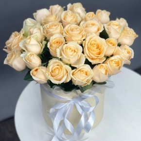 Композиция в шляпной коробке из 35 кремовых кенийских роз в Клину