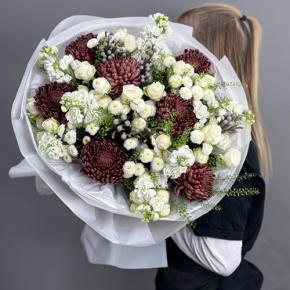 Букет "Шоколадный френч" из кустовых роз, хризантем Бигоуди, брунии, ароматных маттиол и сантини в Клину