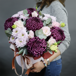 Композиция в шляпной коробке "Наденька" из хризантем Бигоуди, эустом и эвкалипта в Клину