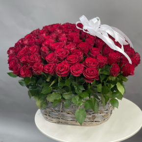 Композиция в корзине из 101 красной розы в Клину