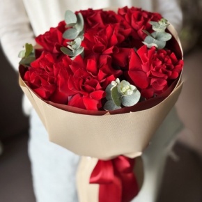 Букет "Красная пантера" из 7 роз Эквадор и эвкалипта в Клину
