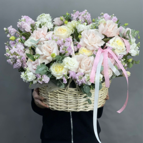Композиция в корзине из роз Эквадор и ароматных маттиол в Клину