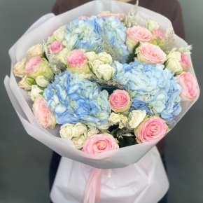 Букет "Легкий ветерок" из роз, конифера и гортензий в Клину