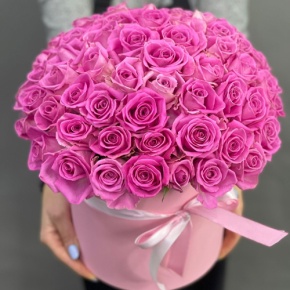 Композиция в шляпной коробке из 71 кенийской розы в Клину