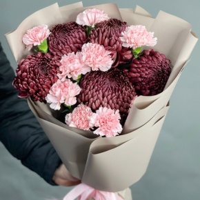 Букет из хризантем Бигоуди и розовых диантусов в Клину