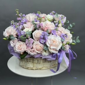 Композиция в корзине из французских роз и ароматных маттиол в Клину