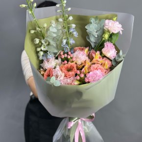 Букет "Таинственное очарование" из мазровых роз Риджентс парк, гиперикума, альстромерий, эустом и дельфиниума в Клину