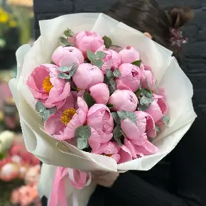 Букет из 15 лососевых пионов с эвкалиптом в Клину