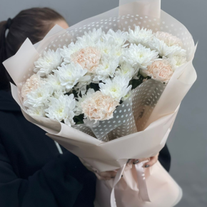Букет из хризантем и диантусов пудра в Клину