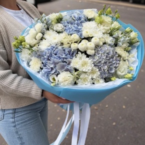 Букет "Голубые облака" из хризантемы, диантусов, Голландской гортензии, дельфиниума и эустомы в Клину