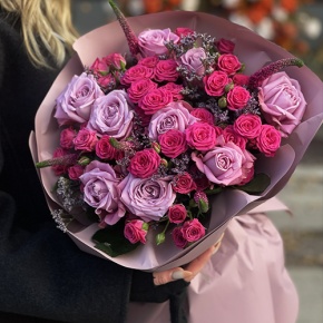 Букет "Малиновый вечер" из кустовых малиновых роз, вероники, лимониума и роз Меритим в Клину