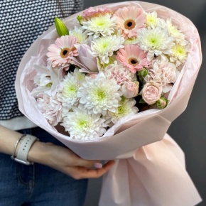 Букет "Дружба" из хризантемы, пионовидной лилии, гербер, диантусов и кустовых роз в Клину