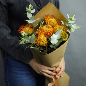 Букет "Гости из будущего" из 5 лейко и эвкалипта в Клину