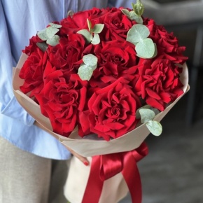 Букет "Красная пантера" из 13 роз Эквадор и эвкалипта в Клину