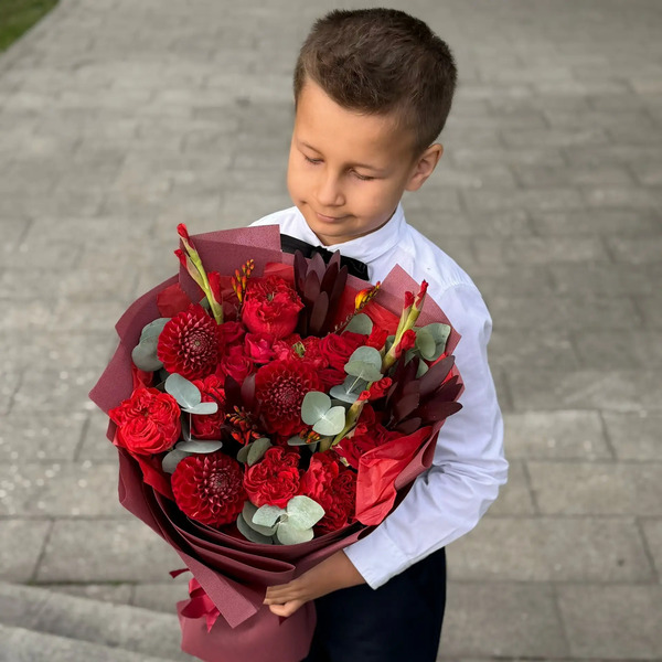 Букет с георгинами, розами и леукадендроном в Клину