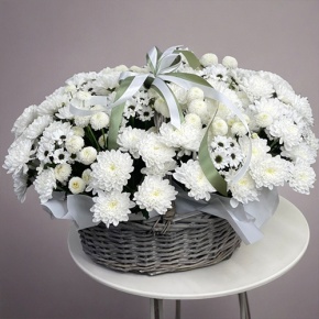 Композиция в корзине "Снежная лавина" из хризантем в Клину