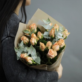 Букет "Абрикос" из 17 роз кения с эвкалиптом (40 см) в Клину