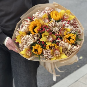 Букет "Биркин" из подсолнухов, орхидей, гиперикума, хризантем Виена в Клину