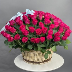 Композиция в корзине из 151 малиновой розы в Клину