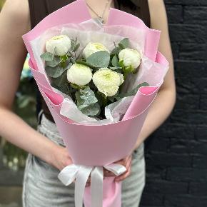 Букет-комплимент из 5 белых ранункулюсов в Клину