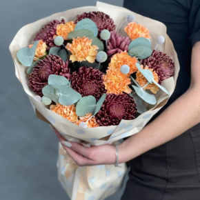 Букет "Персиковый раф" из хризантем Бигоуди, краспедии и диантусов в Клину