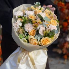 Букет "Пломбирный" из роз Аваланж, диантусов, альстромерий и эвкалипта в Клину