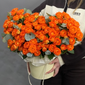 Композиция в шляпной коробке "Закат" из кустовых роз и эвкалипта в Клину