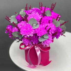 Композиция в шляпной коробке "Магия розового" из хризантем и лаванды в Клину