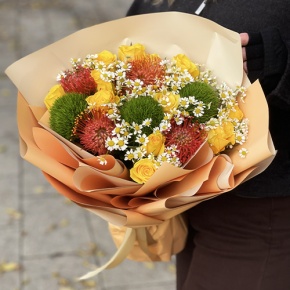 Букет "Зельда" из диантусов Lux, лимонных роз, лейко и ромашек в Клину