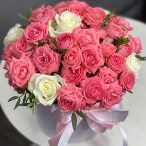 Композиция в шляпной коробке из белых и кустовых коралловых роз в Клину