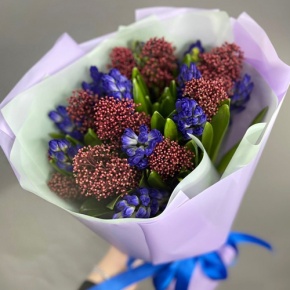 Букет "Твой яркий день" из гиацинтов и скиммии в Клину