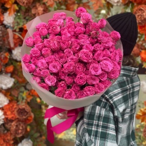 Букет из 35 малиновых кустовых пионовидных роз (60 см) в Клину