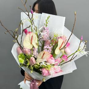 Авторский букет с антуриумами, ранункулюсами и цветущими ветками магнолии в Клину