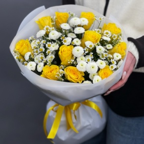 Букет "Синди" из лимонных роз, ромашек и хризантем сантини в Клину