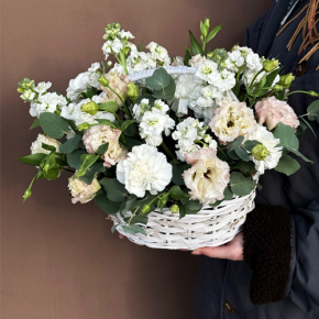 Композиция в корзине "Фея" из маттиол, диантусов, эустом и эвкалипта в Клину