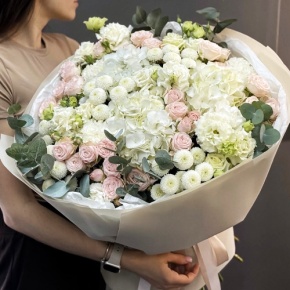 Букет "Пастелла" из кустовых пионовидных роз, Голландской Гортензии, эустомы, хризантемы Ньютон и эвкалипта в Клину