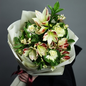Букет "Феличита" из амариллисов, альстромерий и брассики в Клину