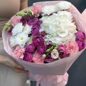 Букет "Вуаль" из хризантемы, кустовых пионовидных роз Мисти Баблз, диантусов, Голландской гортензии и эустом в Клину