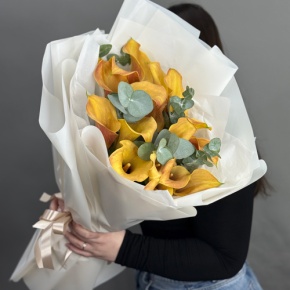 Букет из 17 оранжевых калл с эвкалиптом в Клину