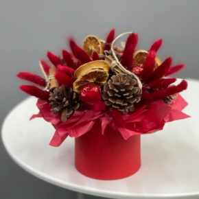 Композиция в шляпной коробке "Глинтвейн" из шишек, корицы и лагуруса в Клину
