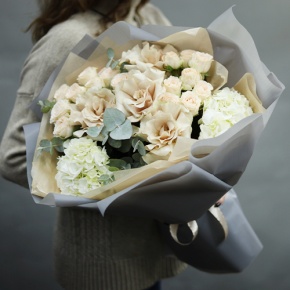 Букет "Вайб" из роз Эквадор Квиксенд, гортензии и кустовых роз в Клину