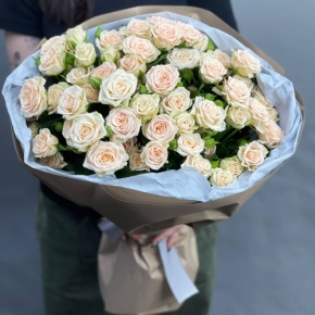 Нежный букет из 17 кремовых кустовых роз (60 см) в Клину