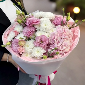 Букет "Табу" из хризантемы, Голландской гортензии и эустомы в Клину