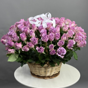Композиция в корзине из 131 кенийской розы (40 см) в Клину